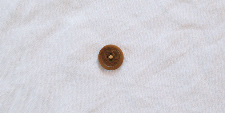 How to sew on a button – the thread