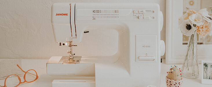 Janome HD3000 Sewing Machine Bundle with Purple Tote, Janome bobbins and  Needles